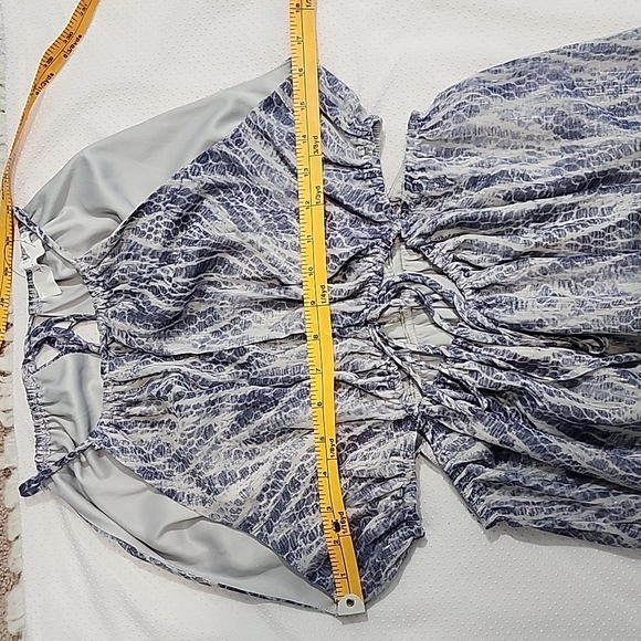 Astr the Label Cutout Halter Abstract Print Maxi Special Occasion Dress. - Picture 9 of 13